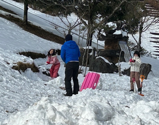晴れ間も覗く絶好の雪遊び日和となりました。
